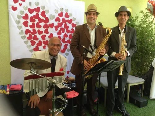 Saxofonista Eventos Y Orquesta De Trio Bailable Y Discplay