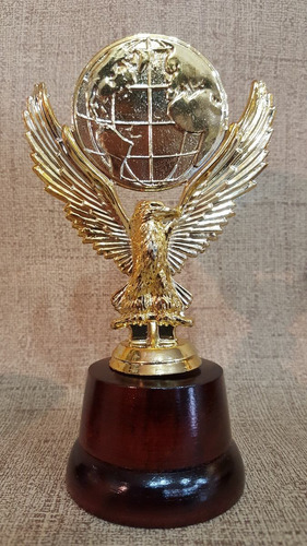 Trofeo Plástico Standard Aguila Mundo Base Madera - Souvenir