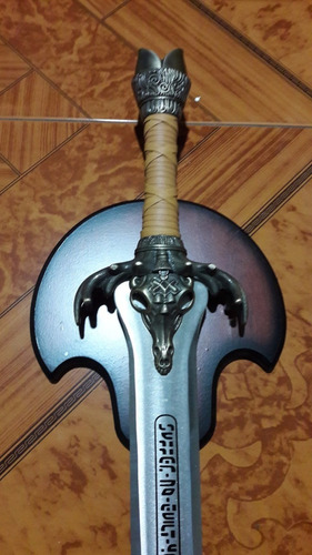 Espada Del Padre De Conan Con Grabado Y Base Unica En Ml