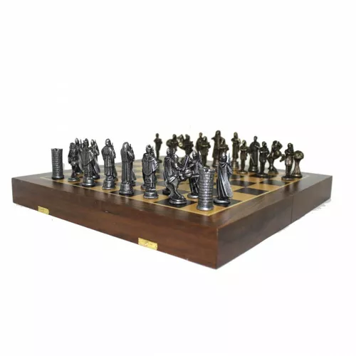 Xadrez Medieval Tabuleiro Madeira Dobrável Temático 32 Peças - R$ 599,99