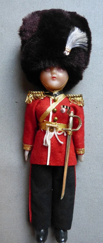 Muñeca Con Traje Típico Guardia Real Britanica 22 Cms