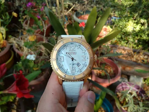 Reloj ritmo mundo sale