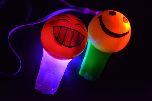 Imagen 4 de 10 de 6 Silbatos Smile Led Luminosos Pack Cotillon Combo Fiesta