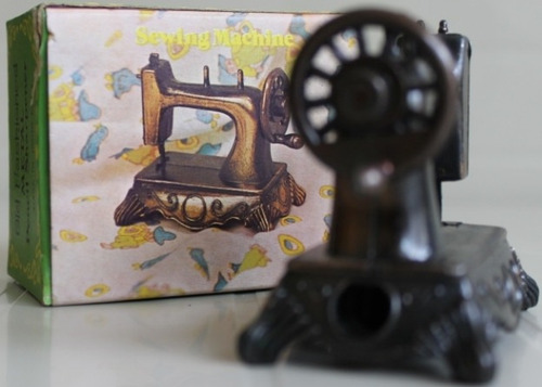 Imagen 2 de 7 de Sacapuntas Antiguo Años 70 Modelo Maquina De Coser Vintage