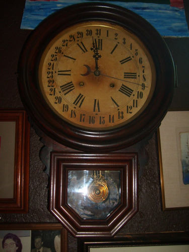 Reloj De Pared Antiguo De Mas De 100años