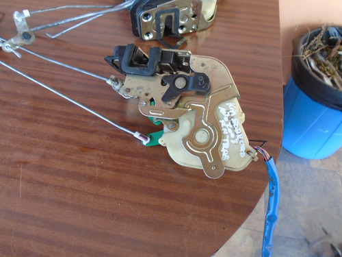 Imagen 2 de 3 de Vendo Cerradura Trasera Derecha De Kia Sorento Año 2003