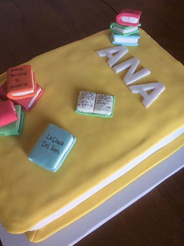 Torta Con Forma De Libro En Fondant