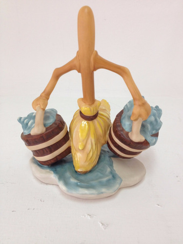 Imagen 1 de 4 de Disney Figura Escultura Fantasía Escoba Bucket Brigade Wdcc