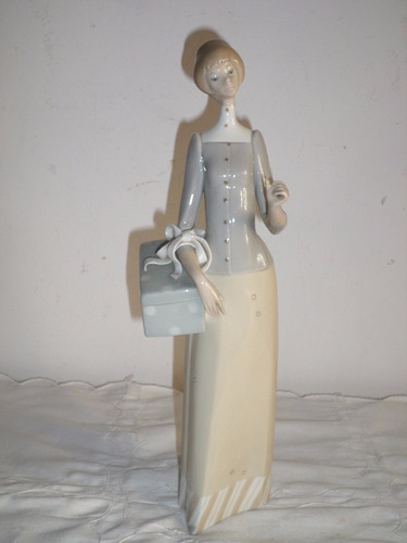 Bella Figura De Mujer Con Canasta Porcelana Lladro 35 Cm Alt