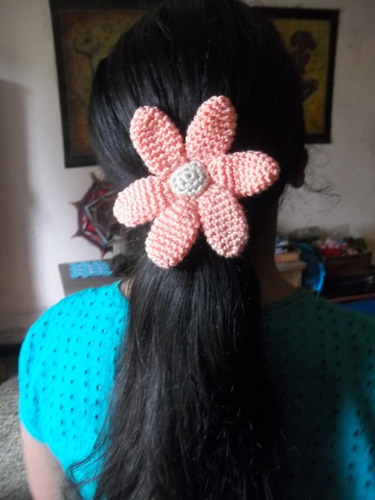 Flor Tejida En Crochet. Gomitas De Pelo Artesanales.