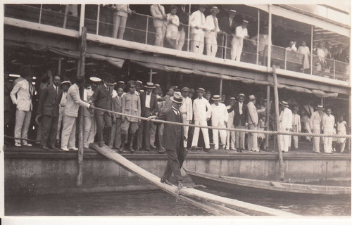 Antigua Fotografia Personas Descendiendo De Barco En Brasil