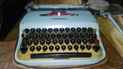 Maquina De Escribir Olivetti Lattera 22