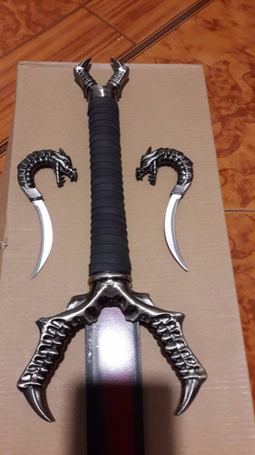 Espada Dragon Con Dagas Independientes En Rojo Con Base