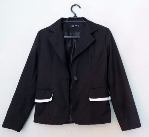 Blazer Negro Con Detalle Blanco En Los Bolsillos