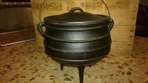 Imagen 2 de 8 de Olla De Hierro Fundido 3 Patas De 9,5 Lts.