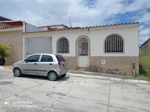 Se Vende Hermosa Casa En Charallave, Urbanización  Colinas De Betania Con 4 Habitaciones, 3 Baños Y 3 Estacionamientos