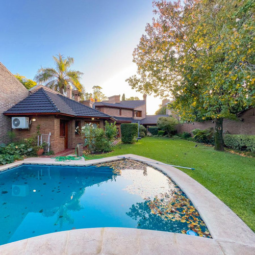 Hermosa Casa Con Amplio Jardín Con Piscina Y Quincho En El Corazón De Fisherton