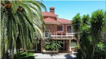 Comprar Excelente Y Solida Casa En 2 Plantas, Amplio Living Con Estufa A Leña, Comedor, Cocina, 3 Dormitorios, Oficina O Consultorio, Altillo, Garaje, Hermoso Fondo Con Piscina Y Barbacoa.
