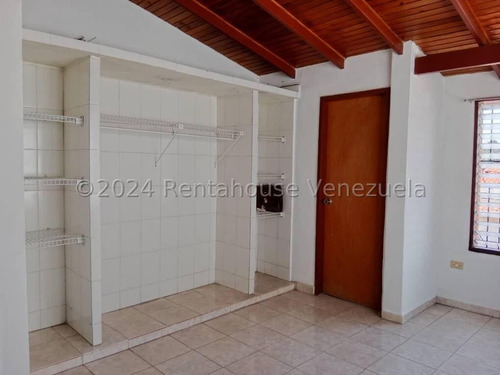 Townhouse En Turmero Hermoso Frente De Piedras Decorativas, Amplia Sala Comedor 24-28979 Irrr