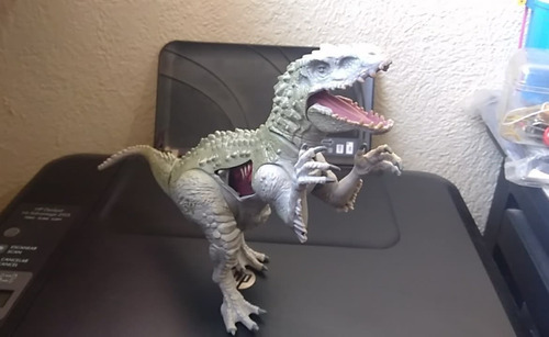 2015 Hasbro Jw Indominus Battle Damage Chomping 28cms (Usado)
