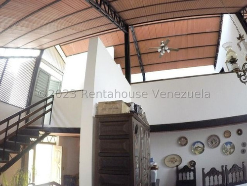 Yg Increíble Casa Con Dos Anexo, Potencial Para Remodelar Residencial O Comercial, Ubicada En Esquina Con Fácil Acceso En Venta En La Trinidad 24-1929 Ys