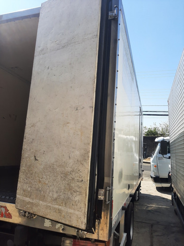Imagem 8 de 15 de Caminhão 3/4 Mercedes-benz Accelo 815 No Baú Refrigerado