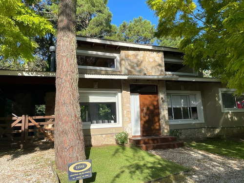 Casa En Una Sola Planta Con 3 Dormitorios, Parrilla Y Gran Parque