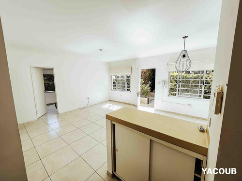 Casa En Venta - 2 Dormitorios 1 Baño - Cochera - 105mts2 - City Bell