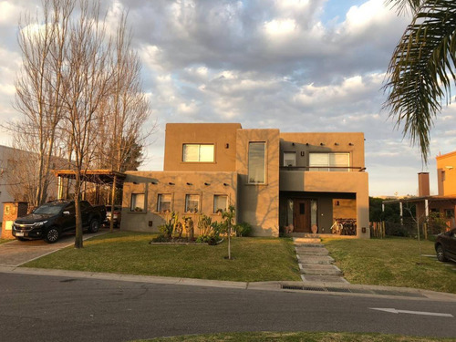 Venta Casa 4 Ambientes - Parrilla - Pileta - San Agustin 