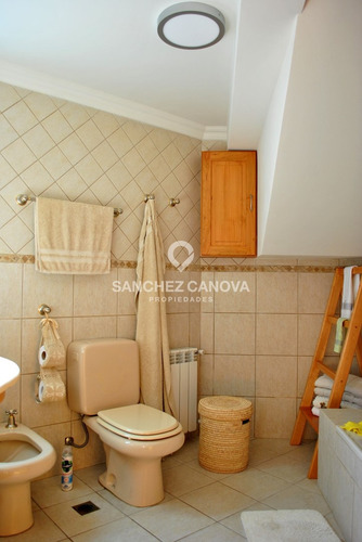 Chalet En Impecable Estado De Conservación. Bajada Directa A Hermosas Playas Del Nahuel Huapi A Pasos De Distancia.