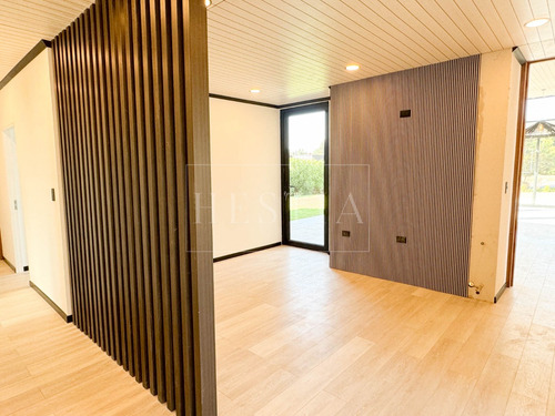 Casa Nueva De Excelentes Terminaciones En Seguro Condominio