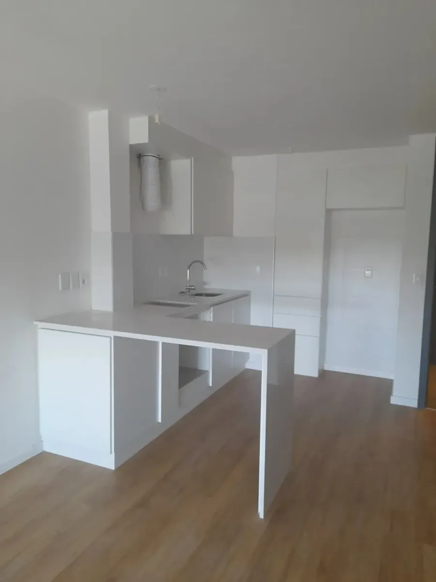 Alquiler Apartamento De 2 Dormitorios En Tres Cruces Con Cochera, Piso Alto Iluminado · Foto 2