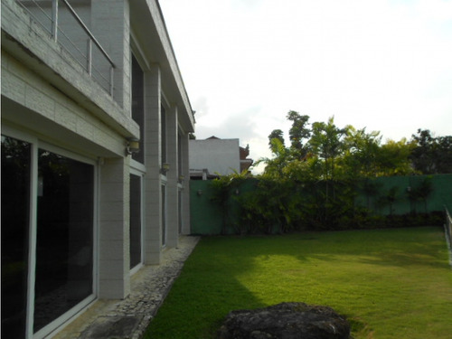 Vendo Casa 1100m2, 5h/7b/8p Cerro Verde 5433