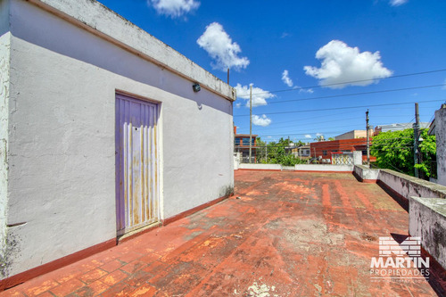 Casa 3 Ambientes Con Cochera Para Mejorar. Zona Comercial.