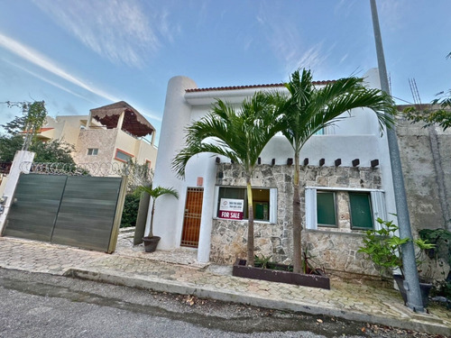 Casa Con Alberca Y Jacuzzi, En Residencial Privado, Venta Playa Del Carmen.