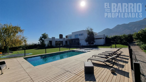 Casa En Venta De 5 Dorm. En Las Brisas