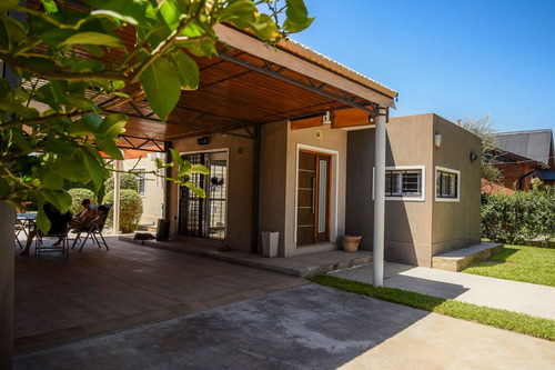 Venta ! Casa Con Pileta En Barrio Las Acequias