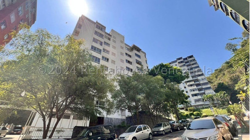 En Venta Amplio E Iluminado Apartamento, Ubicado En  Colinas De Bello Monte   #24-23120