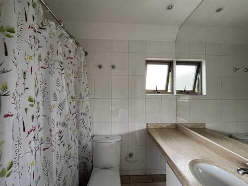 Casa En Arriendo De 5 Dorm. En Lo Barnechea