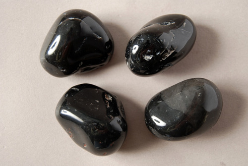 Piedra Ónice Negro Rolado Nro. 3