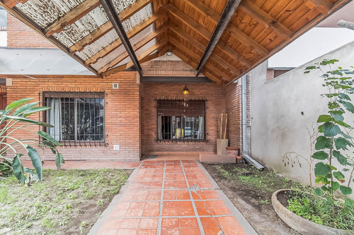 Casa · En Venta · 2 Plantas, 6 Ambientes · Con Amplio Terreno A Refeccionar · Castelar