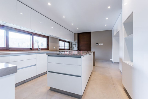 Casa En Venta De 5 Dorm. En Lo Barnechea