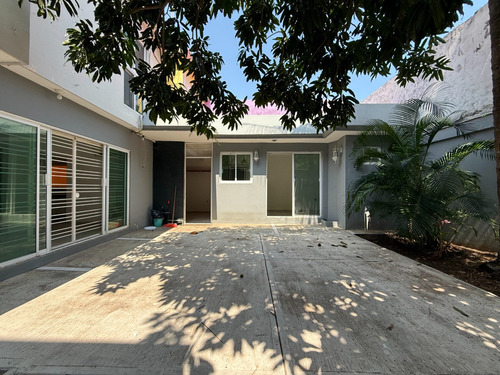 Casa En Venta En Boca Del Río, Veracruz Col. Graciano Sánchez Romo, De 4 Recamaras Y 4 Baños. A 5min Del Centro De Boca Del Rio, Plaza El Dorado Y Playas De Boca Del Rio.
