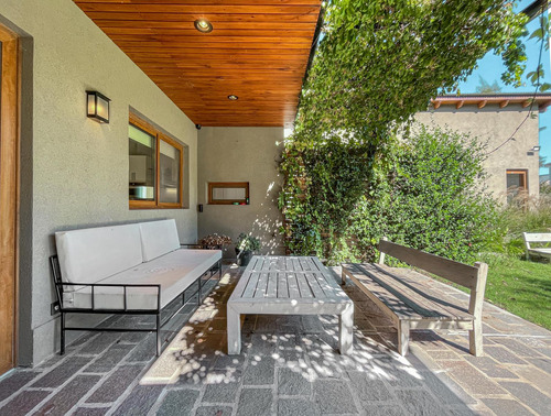 Casa De 3 Dormitorios En Suite Con Pileta, Quincho Y Jardín, En Palos Verdes
