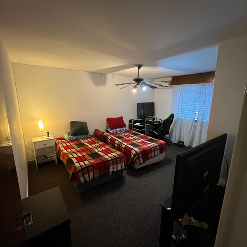 Vendo Casa De 4 Dormitorios En Barrio Parque Chacabuco Con Excelente Ubicación