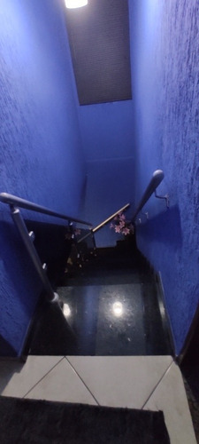 Sobrado De 2 Dorm. Com Sacada E Área De Churrasqueira.