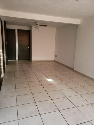 Departamento En Último Piso Sobre Eje Central