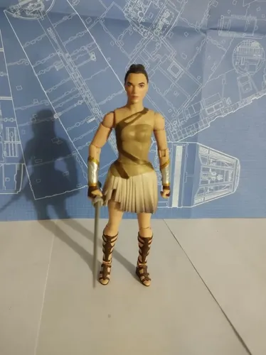 Figurine Wonder Woman – Diana De Themyscira 15 Cm, Film DC, 20 Points D'Articulation, Accessoire Et Pièce Bonus Pour Construire Arès