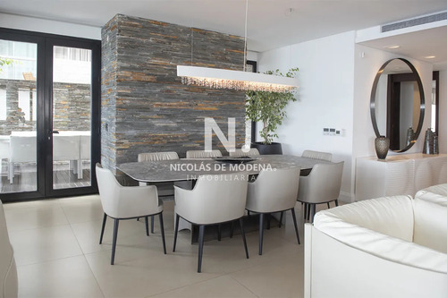 Apartamento Unico Frente Al Mar, Zona Puerto Con Piscina Propia.