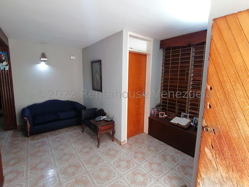 Dennymar, Vende Al Este De La Ciudad, Acogedora Casa Distribuida Armónicamente En 6hab, 4 Baños, Sala Comedor, Cocina, Ideal Para Acondicionar Y Personalizar A Gusto Propio, Contáctame Be557e